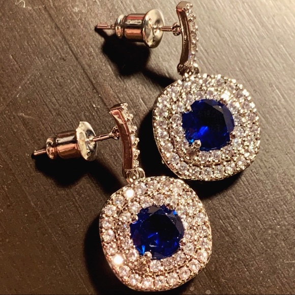NWT Meghan Markle Inspired Blue Sapphire & Diamond Simulant Dangle Drop Earrings - Picture 5 of 7